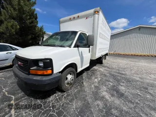 2005 GMC Savana z VIN 1GDJG31U651163557, wystawiony jako Copart lot #85157144 z przebiegiem 403 358 mil mil oraz Czysty tytuł • Clean title. Historia ofert i sprzedaży dostępna na DreamBid. Obrazek 2.