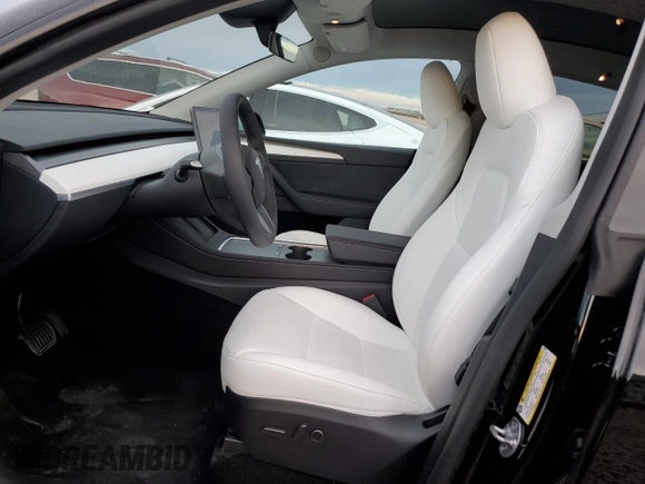 2025 Tesla Model Y Long Range z VIN 7SAYGDED9SF313959, wystawiony jako Copart lot #52823755 z przebiegiem 1 137 mil mil oraz Szkoda całkowita • Salvage title. Historia ofert i sprzedaży dostępna na DreamBid. Obrazek 7.