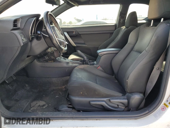 2013 Scion tC z VIN JTKJF5C70D3049592, wystawiony jako Copart lot #56988175 z przebiegiem 96 909 mil mil oraz Szkody całkowita. Historia ofert i sprzedaży dostępna na DreamBid. Obrazek 7.