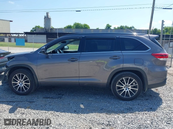 2018 Toyota Highlander SE with VIN 5TDJZRFH1JS895847, listed as a IAAI auction lot 42667973 with 93,876 mi miles and . Bid and sale history available at DreamBid. Image 15.