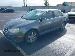 2005 Volkswagen Jetta 2.5L z VIN 3VWSF71K05M601944, wystawiony jako IAAI lot #41659975 z przebiegiem 230 001 mil mil oraz . Historia ofert i sprzedaży dostępna na DreamBid. Obrazek 2.