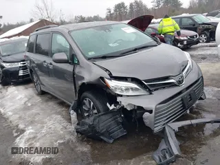 2020 Toyota Sienna XLE with VIN 5TDDZ3DC3LS240464, listed as a IAAI auction lot 41663051 with 41,602 mi miles. Bid and sale history available at carsss.com. Image 1.