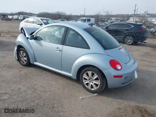 2010 Volkswagen New Beetle Coupe with VIN 3VWRW3AG1AM030235, listed as a IAAI auction lot 41513192 with 87,588 mi miles. Bid and sale history available at carsss.com. Image 3.