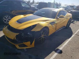 2014 Ferrari F12 z VIN ZFF74UHT5E0203242, wystawiony jako Copart lot #39032483 z przebiegiem 7926 mil mil oraz Szkody całkowita. Historia ofert i sprzedaży dostępna na DreamBid. Obrazek 1.