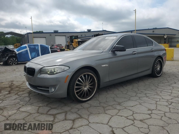 2013 BMW 5 Series 528i xDrive z VIN WBAXH5C52DD107185, wystawiony jako Copart lot #56582315 z przebiegiem 114 550 mil mil oraz Czysty tytuł • Clean title. Historia ofert i sprzedaży dostępna na DreamBid. Obrazek 1.