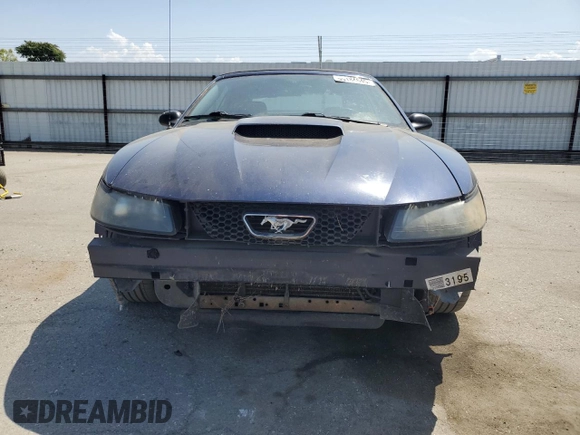 2002 Ford Mustang GT Deluxe z VIN 1FAFP45X22F101551, wystawiony jako Copart lot #55184645 z przebiegiem 137 971 mil mil oraz Szkoda całkowita • Salvage title. Historia ofert i sprzedaży dostępna na DreamBid. Obrazek 5.