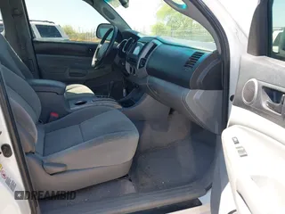 2010 Toyota Tacoma z VIN 5TEUU4EN3AZ725594, wystawiony jako IAAI lot #41951697 z przebiegiem 313 645 mil mil oraz . Historia ofert i sprzedaży dostępna na DreamBid. Obrazek 5.