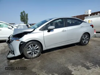 2025 Nissan Versa SV z VIN 3N1CN8EVXSL844315, wystawiony jako Copart lot #56779325 z przebiegiem 3 817 mil mil oraz Szkoda całkowita • Salvage title. Historia ofert i sprzedaży dostępna na DreamBid. Obrazek 1.