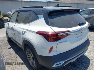 2022 Kia Seltos S z VIN KNDEU2AA9N7293070, wystawiony jako IAAI lot #42153836 z przebiegiem 14 810 mil mil oraz . Historia ofert i sprzedaży dostępna na DreamBid. Obrazek 3.