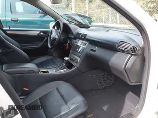 2006 Mercedes-Benz C 230 Sport z VIN WDBRF52H96A899707, wystawiony jako IAAI lot #41698121 z przebiegiem 82 976 mil mil oraz . Historia ofert i sprzedaży dostępna na DreamBid. Obrazek 5.