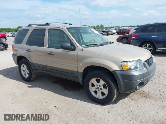 2007 Ford Escape XLT with VIN 1FMYU03127KB33946, listed as a IAAI auction lot 42120231 with 92,233 mi miles. Bid and sale history available at carsss.com. Image 1.