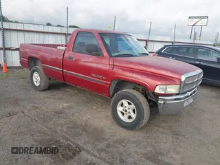1999 Dodge 1500 z VIN 1B7HF16Y2XS185896, wystawiony jako IAAI lot #42251046 z przebiegiem 258 932 mil mil oraz . Historia ofert i sprzedaży dostępna na DreamBid. Obrazek 1.