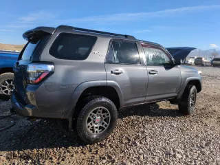 2019 Toyota 4Runner SR5 with VIN JTEBU5JR9K5675869, listed as a Copart auction lot 46940085 with 0 mi miles and Salvage Title. Bid and sale history available at carsss.com. Image 3.