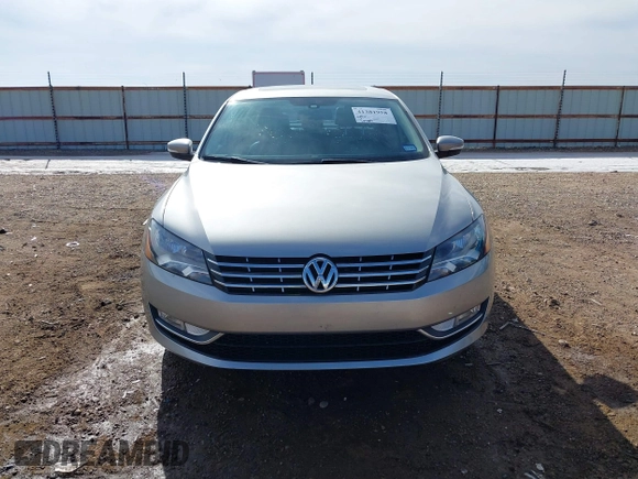 2014 Volkswagen Passat SEL Premium z VIN 1VWCN7A33EC013425, wystawiony jako IAAI lot #41381958 z przebiegiem 104 692 mil mil oraz . Historia ofert i sprzedaży dostępna na DreamBid. Obrazek 12.