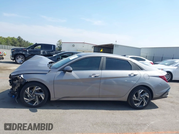 2024 Hyundai Elantra Limited z VIN KMHLN4DJ7RU096025, wystawiony jako IAAI lot #42392773 z przebiegiem 11 616 mil mil oraz . Historia ofert i sprzedaży dostępna na DreamBid. Obrazek 13.