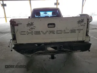2005 Chevrolet Silverado 1500 Work Truck z VIN 1GCEC14X55Z234955, wystawiony jako Copart lot #58243335 z przebiegiem 311 753 mil mil oraz Szkoda całkowita • Salvage title. Historia ofert i sprzedaży dostępna na DreamBid. Obrazek 6.