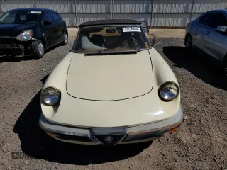 1983 Alfa Romeo Spider Veloce z VIN ZARBA5419D1016371, wystawiony jako Copart lot #71136854 z przebiegiem 78 432 mil mil oraz Szkody całkowita. Historia ofert i sprzedaży dostępna na DreamBid. Obrazek 5.