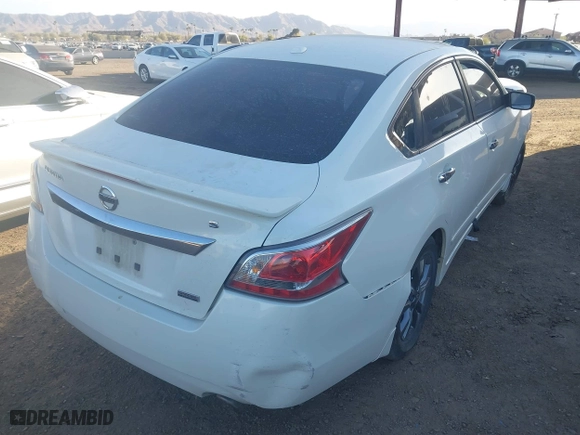 2015 Nissan Altima 2.5 with VIN 1N4AL3AP2FN917886, listed as a IAAI auction lot 41722769 with 122,430 mi miles. Bid and sale history available at carsss.com. Image 4.