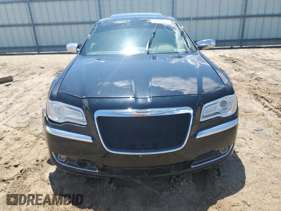 2013 Chrysler 300 C z VIN 2C3CCAKT5DH561771, wystawiony jako Copart lot #56519975 z przebiegiem 67 004 mil mil oraz Czysty tytuł • Clean title. Historia ofert i sprzedaży dostępna na DreamBid. Obrazek 5.