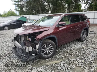 2018 Toyota Highlander SE z VIN 5TDJZRFH4JS905514, wystawiony jako Copart lot #61064085 z przebiegiem 83 598 mil mil oraz Szkoda całkowita • Salvage title. Historia ofert i sprzedaży dostępna na DreamBid. Obrazek 1.