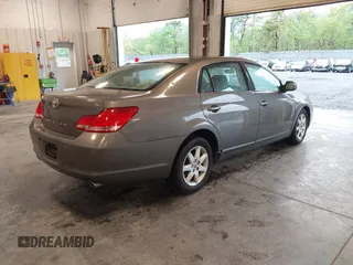 2007 Toyota Avalon XL z VIN 4T1BK36B17U193545, wystawiony jako IAAI lot #42202391 z przebiegiem 98 388 mil mil oraz . Historia ofert i sprzedaży dostępna na DreamBid. Obrazek 4.