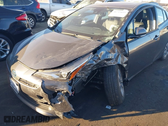 2020 Toyota Prius L Eco z VIN JTDKARFU9L3104882, wystawiony jako IAAI lot #41243035 z przebiegiem 29 013 mil mil oraz . Historia ofert i sprzedaży dostępna na DreamBid. Obrazek 6.
