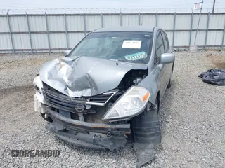 2011 Nissan Versa S z VIN 3N1BC1CP3BL360225, wystawiony jako IAAI lot #42213373 z przebiegiem 250 766 mil mil oraz . Historia ofert i sprzedaży dostępna na DreamBid. Obrazek 6.