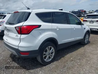 2019 Ford Escape SE z VIN 1FMCU0GD1KUA12322, wystawiony jako IAAI lot #42232033 z przebiegiem 141 764 mil mil oraz . Historia ofert i sprzedaży dostępna na DreamBid. Obrazek 4.