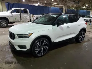 2021 Volvo XC40 R-Design z VIN YV4AC2HM4M2507425, wystawiony jako Copart lot #43517105 z przebiegiem 27 279 mil mil oraz Szkoda całkowita • Salvage title. Historia ofert i sprzedaży dostępna na DreamBid. Obrazek 1.
