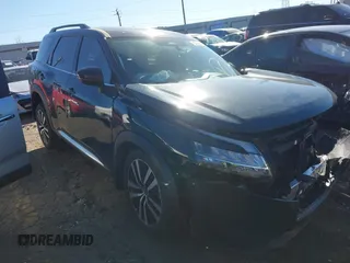 2024 Nissan Pathfinder Platinum z VIN 5N1DR3DH1RC223387, wystawiony jako IAAI lot #41600939 z przebiegiem 34 441 mil mil oraz . Historia ofert i sprzedaży dostępna na DreamBid. Obrazek 1.