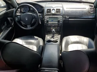 2009 Maserati Quattroporte z VIN ZAMFK39A190043806, wystawiony jako Copart lot #59159025 z przebiegiem 74 106 mil mil oraz Czysty tytuł • Clean title. Historia ofert i sprzedaży dostępna na DreamBid. Obrazek 8.