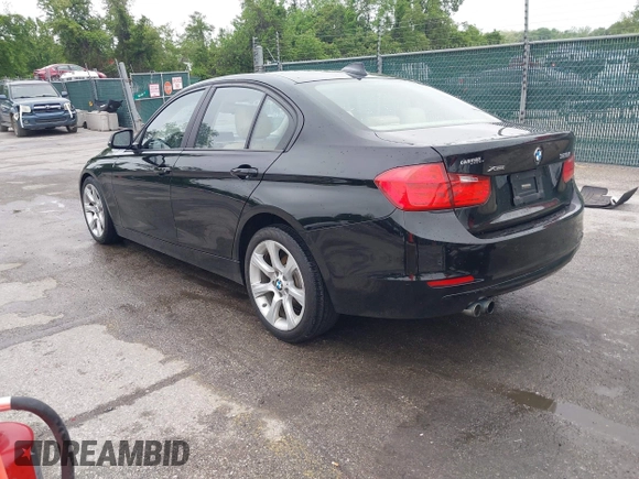 2015 BMW 3 Series 328i xDrive z VIN WBA3B5G55FNS18143, wystawiony jako IAAI lot #42185489 z przebiegiem 109 663 mil mil oraz . Historia ofert i sprzedaży dostępna na DreamBid. Obrazek 3.