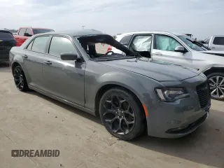 2019 Chrysler 300 S z VIN 2C3CCABG6KH516466, wystawiony jako Copart lot #44938405 z przebiegiem 105 350 mil mil oraz Tytuł czysty. Historia ofert i sprzedaży dostępna na DreamBid. Obrazek 4.