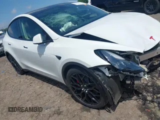 2023 Tesla Model Y Performance z VIN 7SAYGDEF2PF707151, wystawiony jako IAAI lot #42274822 z przebiegiem 26 110 mil mil oraz . Historia ofert i sprzedaży dostępna na DreamBid. Obrazek 1.
