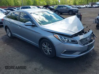 2017 Hyundai Sonata SE z VIN 5NPE24AF4HH591555, wystawiony jako IAAI lot #42205462 z przebiegiem 138 046 mil mil oraz . Historia ofert i sprzedaży dostępna na DreamBid. Obrazek 1.