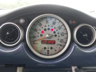 2006 MINI Convertible S z VIN WMWRH33516TL93102, wystawiony jako IAAI lot #42529434 z przebiegiem 123 292 mil mil oraz . Historia ofert i sprzedaży dostępna na DreamBid. Obrazek 7.