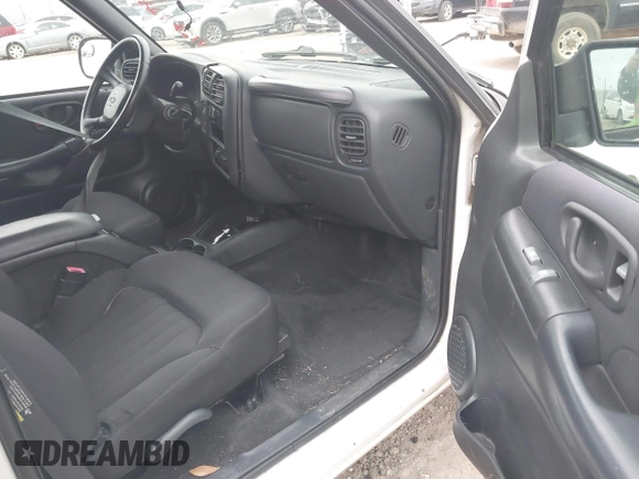 2004 Chevrolet Blazer LS z VIN 1GNDT13X34K157711, wystawiony jako IAAI lot #41282289 z przebiegiem 148 013 mil mil oraz . Historia ofert i sprzedaży dostępna na DreamBid. Obrazek 5.