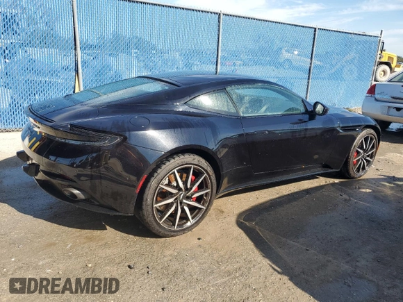 2018 Aston Martin DB11 V8 z VIN SCFRMFAW3JGL04645, wystawiony jako Copart lot #83042994 z przebiegiem Nie podano mil oraz Nie do naprawy. Historia ofert i sprzedaży dostępna na DreamBid. Obrazek 3.