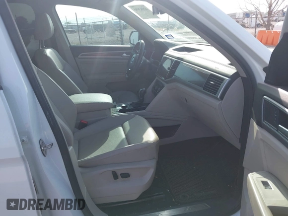 2019 Volkswagen Atlas SEL z VIN 1V2MR2CA8KC569640, wystawiony jako IAAI lot #42083995 z przebiegiem 127 104 mil mil oraz . Historia ofert i sprzedaży dostępna na DreamBid. Obrazek 5.