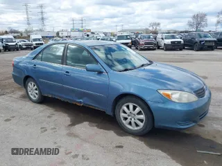 2002 Toyota Camry XLE z VIN 4T1BF32K12U522103, wystawiony jako IAAI lot #42047263 z przebiegiem 293 503 mil mil oraz . Historia ofert i sprzedaży dostępna na DreamBid. Obrazek 1.