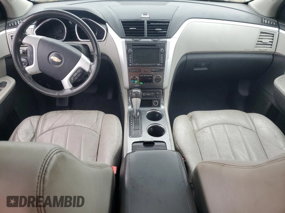 2012 Chevrolet Traverse LTZ z VIN 1GNKVLED5CJ155527, wystawiony jako Copart lot #57597285 z przebiegiem Nie podano mil oraz Szkoda całkowita • Salvage title. Historia ofert i sprzedaży dostępna na DreamBid. Obrazek 8.