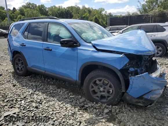 2025 Honda Pilot TrailSport with VIN 5FNYG1H6XSB031774, listed as a Copart auction lot 70433744 with 3,467 mi miles and Salvage Title. Bid and sale history available at carsss.com. Image 4.