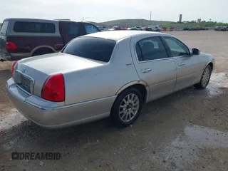 2007 Lincoln Town Car Signature z VIN 1LNHM81W77Y637564, wystawiony jako IAAI lot #42035072 z przebiegiem 121 357 mil mil oraz . Historia ofert i sprzedaży dostępna na DreamBid. Obrazek 4.