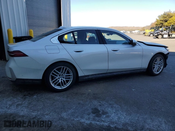 2024 BMW 5 Series 530i xDrive with VIN WBA53FJ0XRCS13397, listed as a Copart auction lot 88274725 with 21,337 mi miles and Clean Title. Bid and sale history available at carsss.com. Image 3.