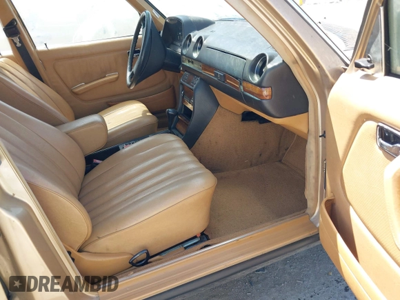 1981 Mercedes-Benz 300 D z VIN WDBAB30A9BB219442, wystawiony jako IAAI lot #42476756 z przebiegiem 274 561 mil mil oraz . Historia ofert i sprzedaży dostępna na DreamBid. Obrazek 5.