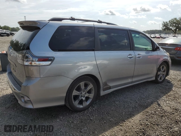 2013 Toyota Sienna SE с VIN 5TDXK3DC2DS383702, выставлен на аукционе Copart как лот 57618165 с пробегом 209 773 миль миль и Списание • Salvage title. История ставок и продаж доступна на DreamBid. Изображение 3.