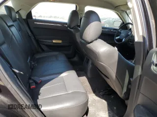 2008 Chrysler 300 z VIN 2C3LA33G68H263769, wystawiony jako Copart lot #53040145 z przebiegiem 125 461 mil mil oraz Szkoda całkowita • Salvage title. Historia ofert i sprzedaży dostępna na DreamBid. Obrazek 10.
