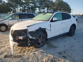 2022 Alfa Romeo Stelvio Ti z VIN ZASPAKBN5N7D39875, wystawiony jako Copart lot #77103454 z przebiegiem 26 585 mil mil oraz Nie do naprawy • Non repairable. Historia ofert i sprzedaży dostępna na DreamBid. Obrazek 1.
