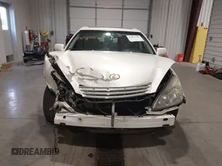 2002 Lexus ES 300 with VIN JTHBF30G825014674, listed as a IAAI auction lot 41805330 with 228,888 mi miles. Bid and sale history available at carsss.com. Image 13.