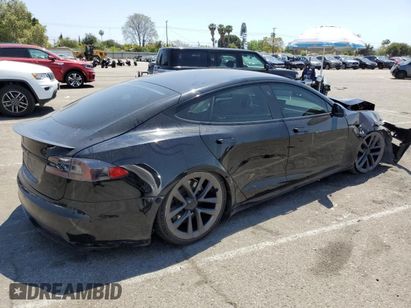 2022 Tesla Model S Plaid z VIN 5YJSA1E62NF471696, wystawiony jako Copart lot #56249555 z przebiegiem Nie podano mil oraz Szkoda całkowita • Salvage title. Historia ofert i sprzedaży dostępna na DreamBid. Obrazek 3.